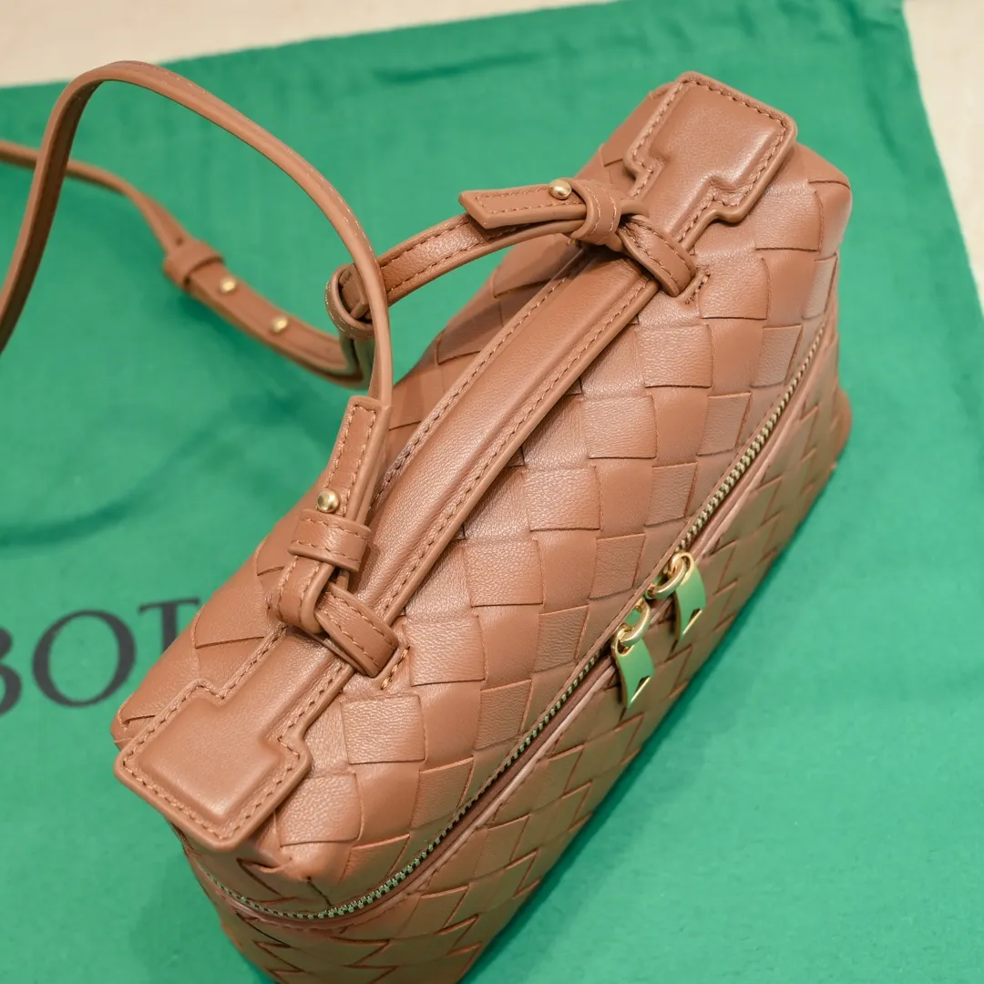 Batch 1360 Bottega Veneta 24 spring and summer woven zipper crossbody bag. A crossbody bag that can be used as a cosmetic bag. The exquisite weaving and compact body are an indispensable accessory for the upcoming summer. The double zipper also better protects the bag. It has a large capacity. If you like it, don’t miss it. Style number: 9109 Size: 22*12.5*5cm